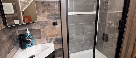 Douche, séchoir à cheveux, serviettes fournies, savon