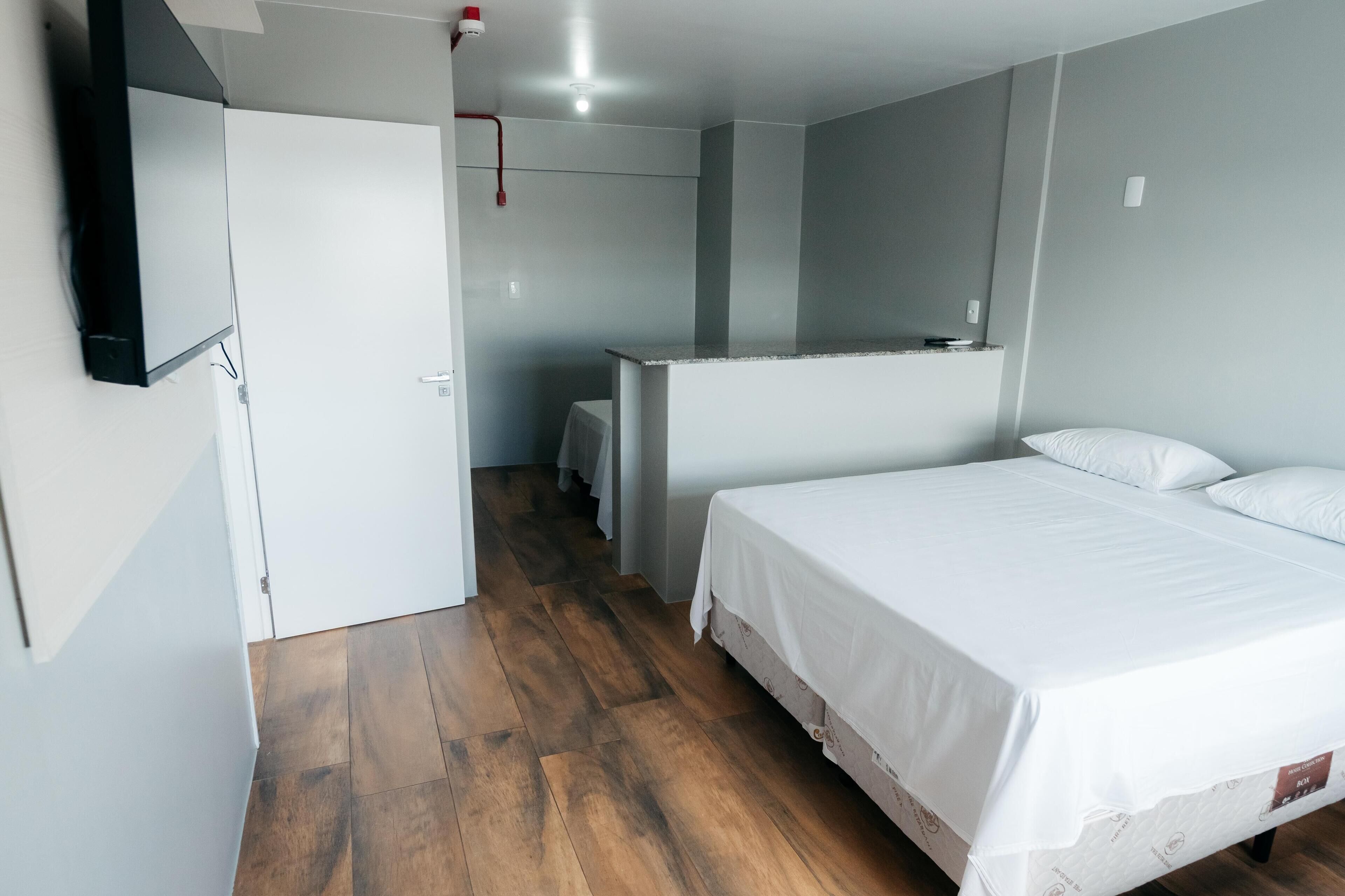 Hypo-allergenic bedding, free WiFi, bed sheets