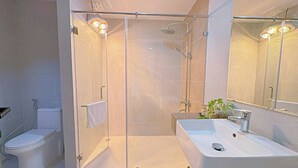 A modern bathroom with a glass-enclosed shower, a white sink, and a toilet. - ARIES HOUSE SAPA PROVINE, Apartment in the clouds (Sa Pa)