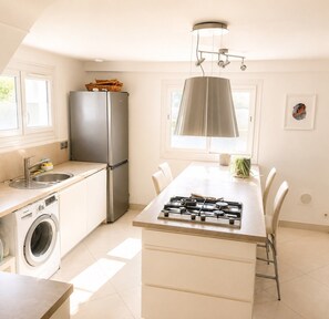 Fridge, microwave, oven, dishwasher - Maison 8p avec jardin, 2 salons & parking (Sainte-Geneviève-des-Bois)