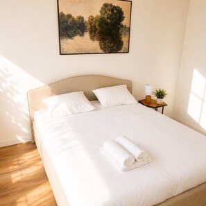 Desk, iron/ironing board, free WiFi, bed sheets - Maison 8p avec jardin, 2 salons & parking (Sainte-Geneviève-des-Bois)