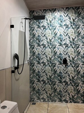 Dusche, umweltfreundliche Kosmetikartikel, Haartrockner, Handtücher