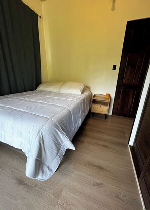 1 habitación, escritorio, tabla de planchar con plancha y wifi gratis