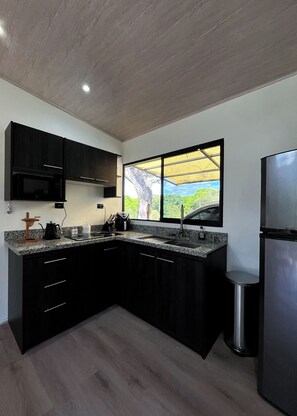 Refrigerador, microondas, parrilla de estufa y cafetera y tetera
