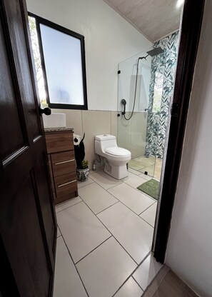 Dusche, umweltfreundliche Kosmetikartikel, Haartrockner, Handtücher