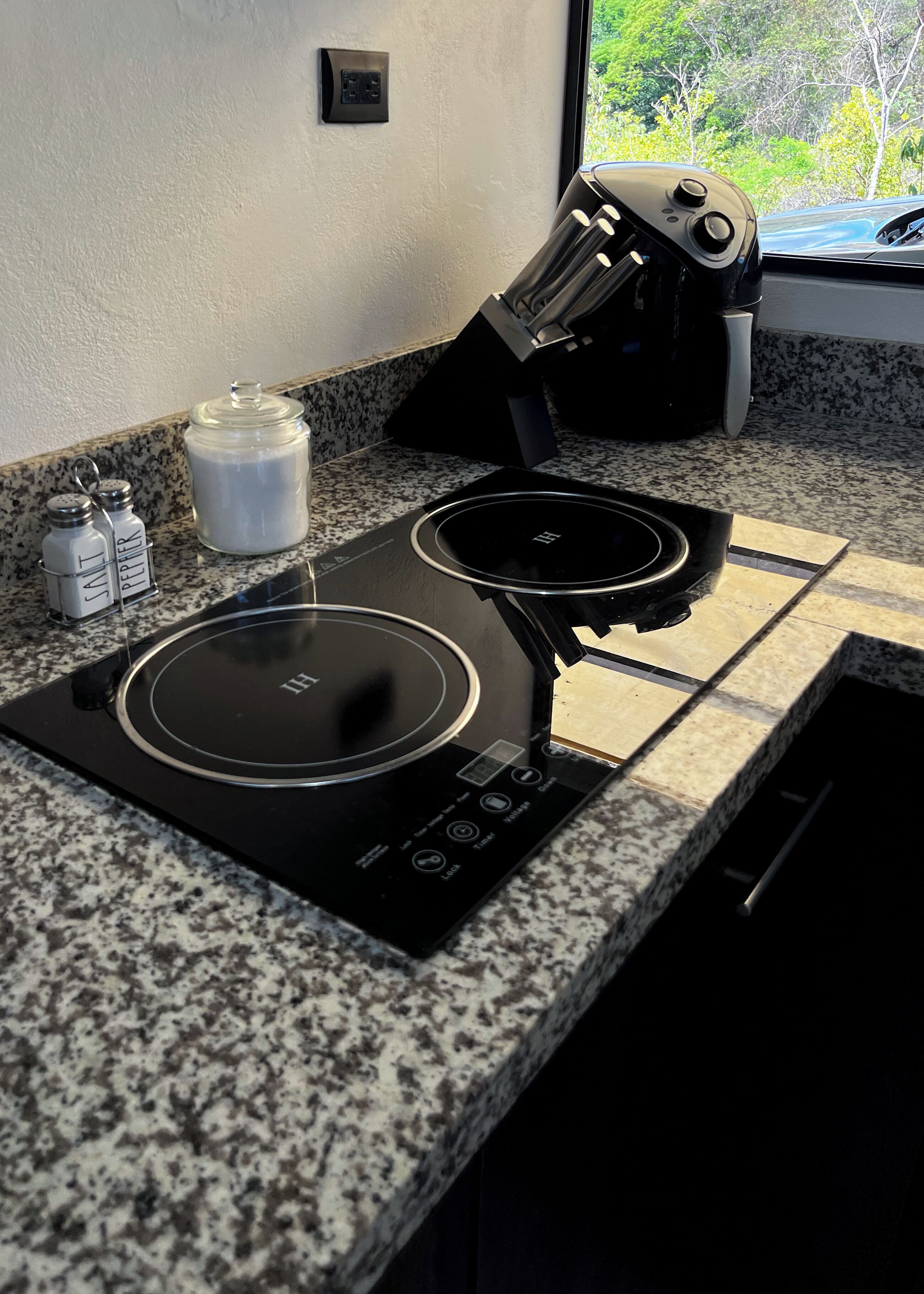 Kühlschrank, Mikrowelle, Herdplatte, Wasserkocher mit Kaffee-/Teezubehör