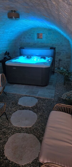 Spa - Les Preuses, a Chablis Grand Cru with Jacuzzi (Fontenay-près-Chablis)
