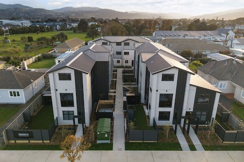 Wellington Retreat with Private Courtyard