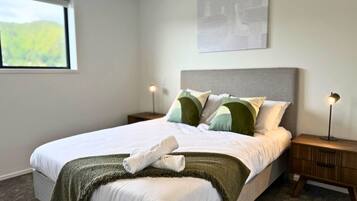 Iron/ironing board, WiFi, bed sheets