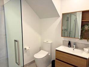 Hair dryer, towels - Fairfield Townhouse with Private Courtyard (Lower Hutt)