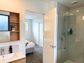Hair dryer, towels - Fairfield Townhouse with Private Courtyard (Lower Hutt)
