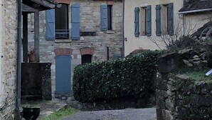 A stone building with a tiled roof, a blue door, and shutters. - ROOM for 2 adults 1 h30 from TOULOUSE - Pets under -3 kg accepted. (SAINT-PROJET)