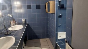 A bathroom with two sinks, a shower, and a toilet. - ROOM for 2 adults 1 h30 from TOULOUSE - Pets under -3 kg accepted. (SAINT-PROJET)