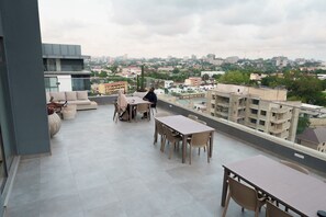 Outdoor dining - Lovely 1-bed & den at Roman Ridge (Accra)