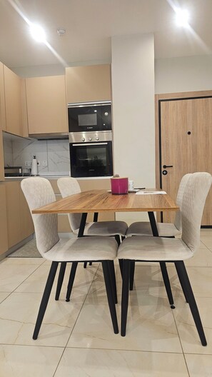 Dining - Lovely 1-bed & den at Roman Ridge (Accra)