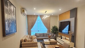 Una sala moderna con un sofá, una mesa de comedor y un televisor.