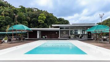 A swimming pool with a building labeled 'UIARA AMAZON RESORT' in the background.