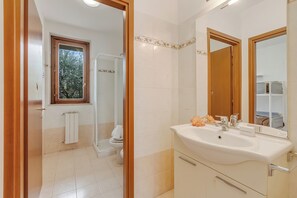 Standard-Stadtwohnung, Mehrere Schlafzimmer, 2 Bäder (Juliette House: Shared Pool & Relax) | Badezimmer