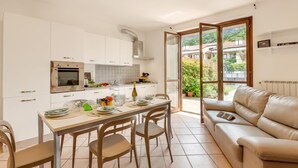 Standard Townhome, 3 Bedrooms, 2 Bathrooms (Juliette House: Shared Pool & Relax) | Interior - Juliette House: Shared Pool & Relax (Salò)