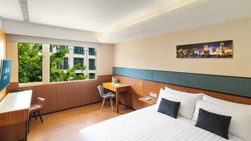 Superior King | In-room safe, desk, blackout drapes, soundproofing