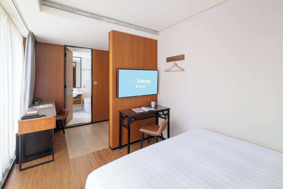 In-room safe, desk, blackout drapes, soundproofing