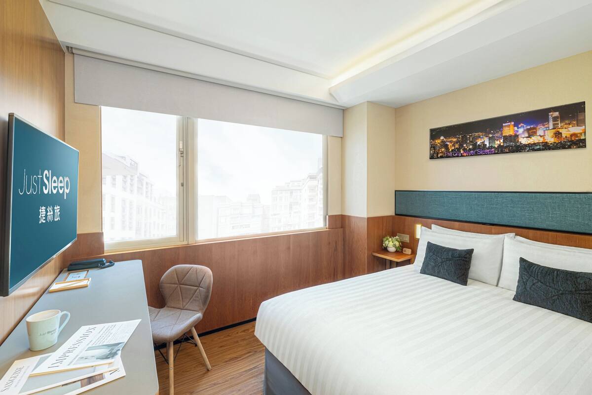 In-room safe, desk, blackout drapes, soundproofing