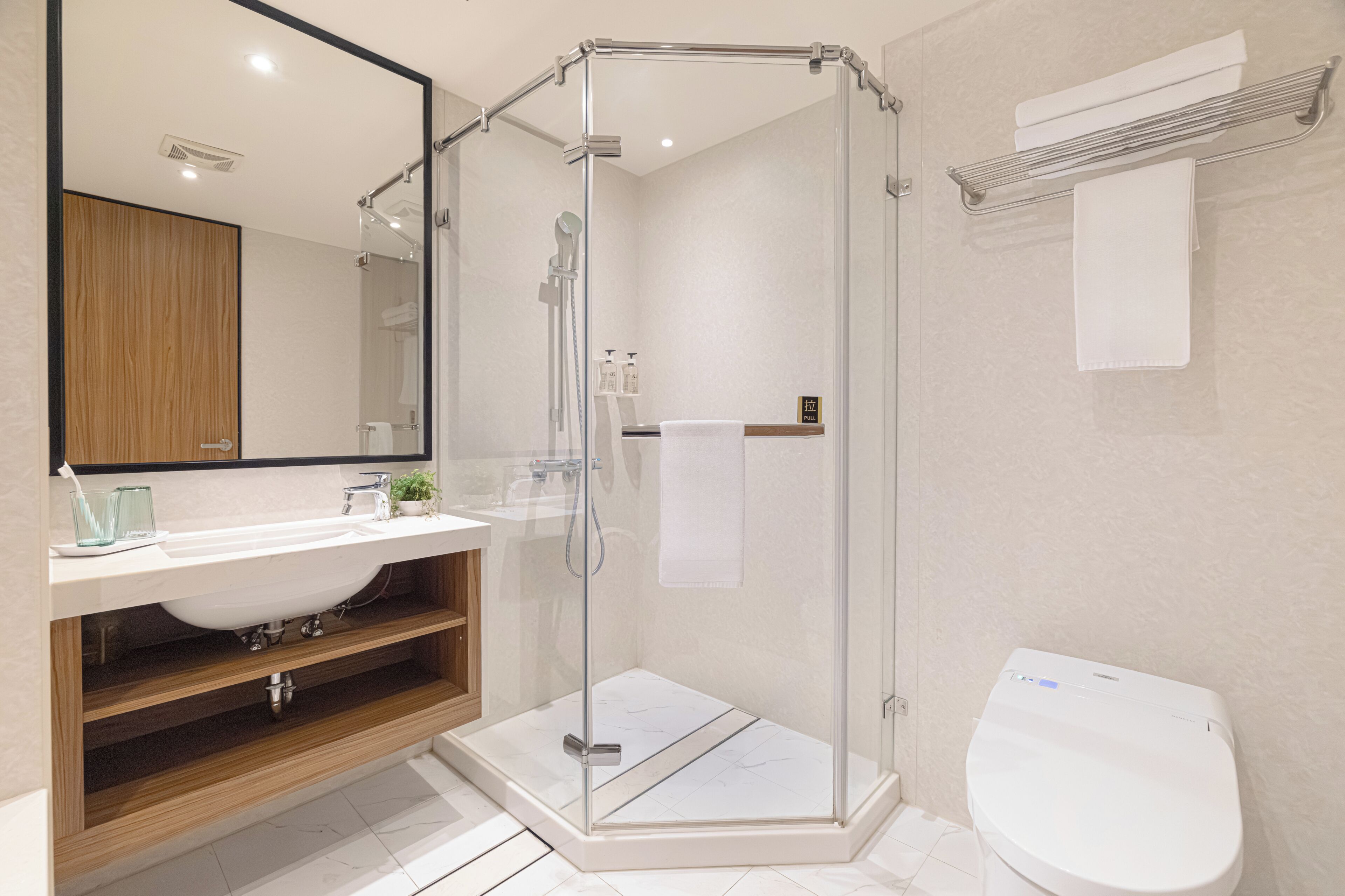 Superior Balcony | Bathroom | Towels