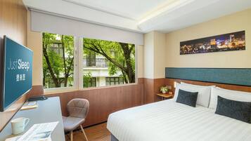 Standard King | In-room safe, desk, blackout drapes, soundproofing