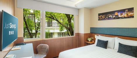 Standard King | In-room safe, desk, blackout drapes, soundproofing