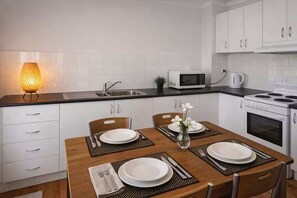Fridge, microwave, oven, stovetop - Spacious 4-Bed Retreat in Vibrant Footscray (Footscray)