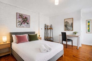4 bedrooms, desk, iron/ironing board, WiFi - Spacious 4-Bed Retreat in Vibrant Footscray (Footscray)