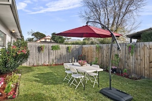 Outdoor dining - Spacious 4-Bed Retreat in Vibrant Footscray (Footscray)