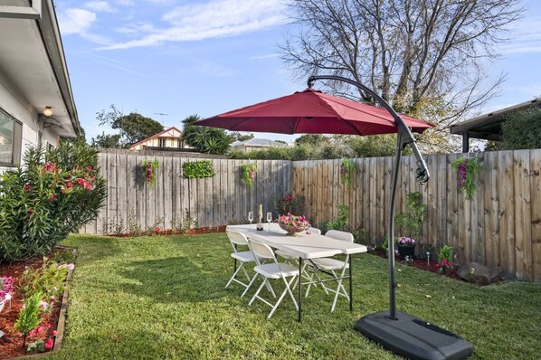 Outdoor dining - Spacious 4-Bed Retreat in Vibrant Footscray (Footscray)