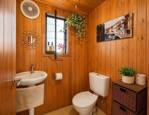 Shower, hair dryer, towels, shampoo - Spacious 4-Bed Retreat in Vibrant Footscray (Footscray)