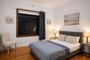 4 bedrooms, desk, iron/ironing board, WiFi - Spacious 4-Bed Retreat in Vibrant Footscray (Footscray)