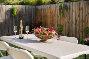 Outdoor dining - Spacious 4-Bed Retreat in Vibrant Footscray (Footscray)