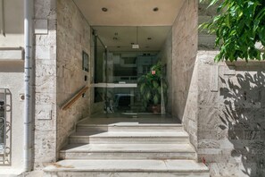 Property entrance - The Tara - Coastal 2-BR Apt. in Piraeus (Piraeus)