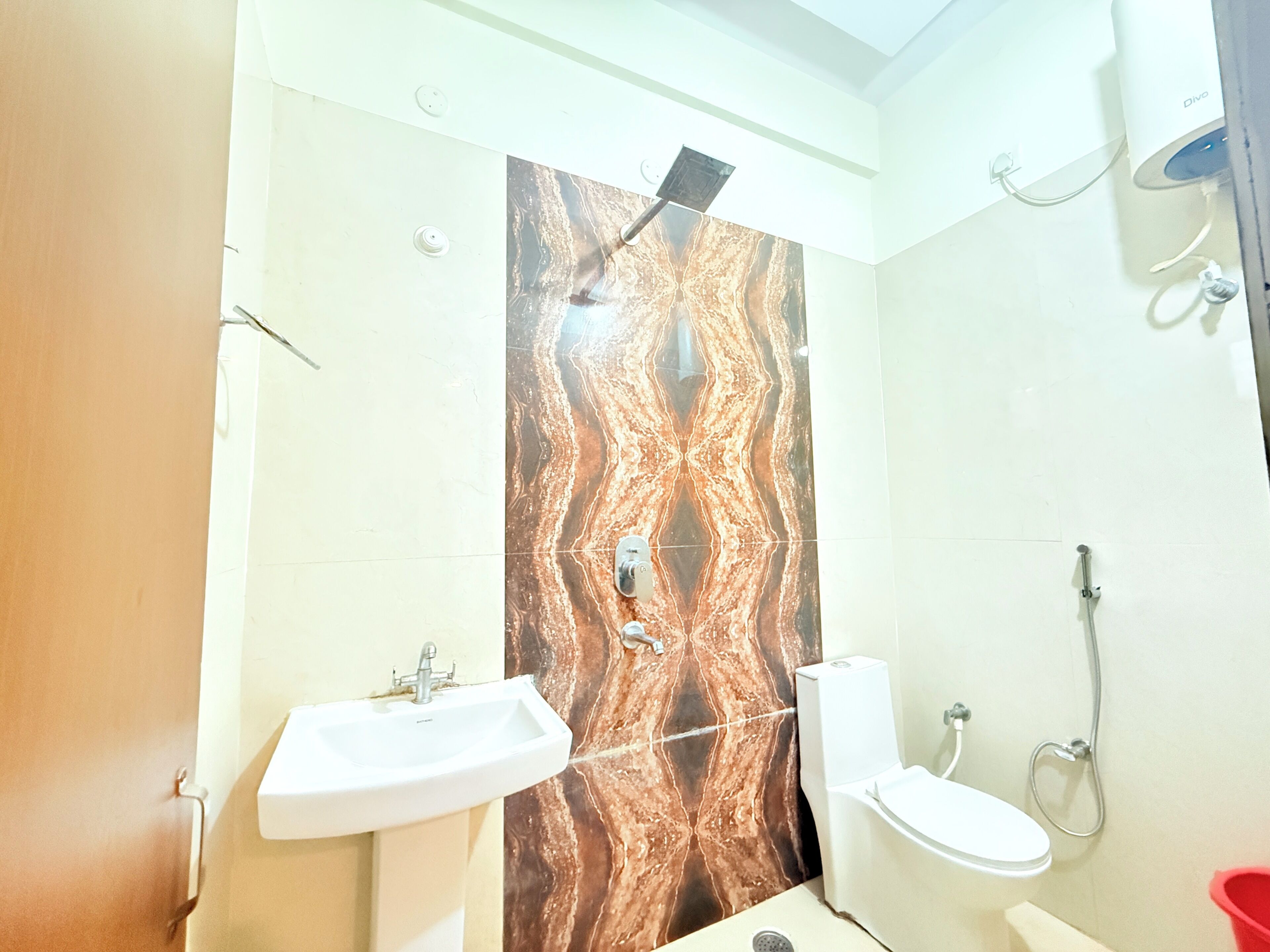 Deluxe Double or Twin Room | Bathroom | Shower, rainfall showerhead, towels, soap