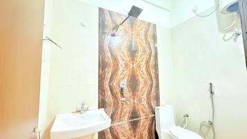 Deluxe Double or Twin Room | Bathroom | Shower, rainfall showerhead, towels, soap