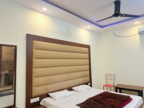 Deluxe Double or Twin Room | Bed sheets - Hotel Darbar (Vikasnagar)