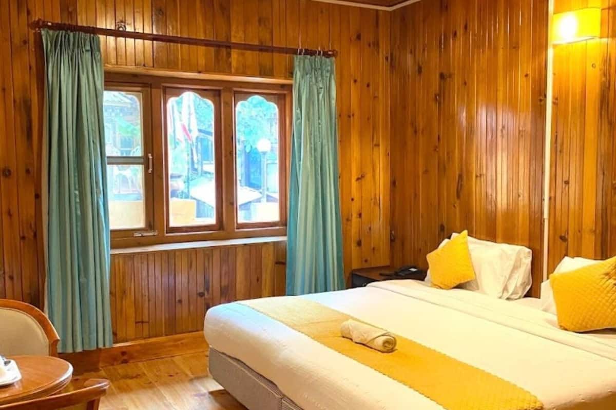 In-room safe, desk, free WiFi, bed sheets