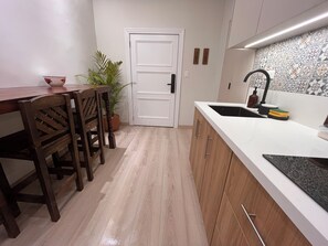 Fridge, microwave, stovetop, coffee/tea maker - Colonial Courtyard Suite in Centro Histórico + Tranvía Tram (Cuenca)
