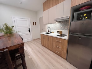 Fridge, microwave, stovetop, coffee/tea maker - Colonial Courtyard Suite in Centro Histórico + Tranvía Tram (Cuenca)