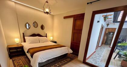 Colonial Courtyard Suite in Centro Histórico + Tranvía Tram