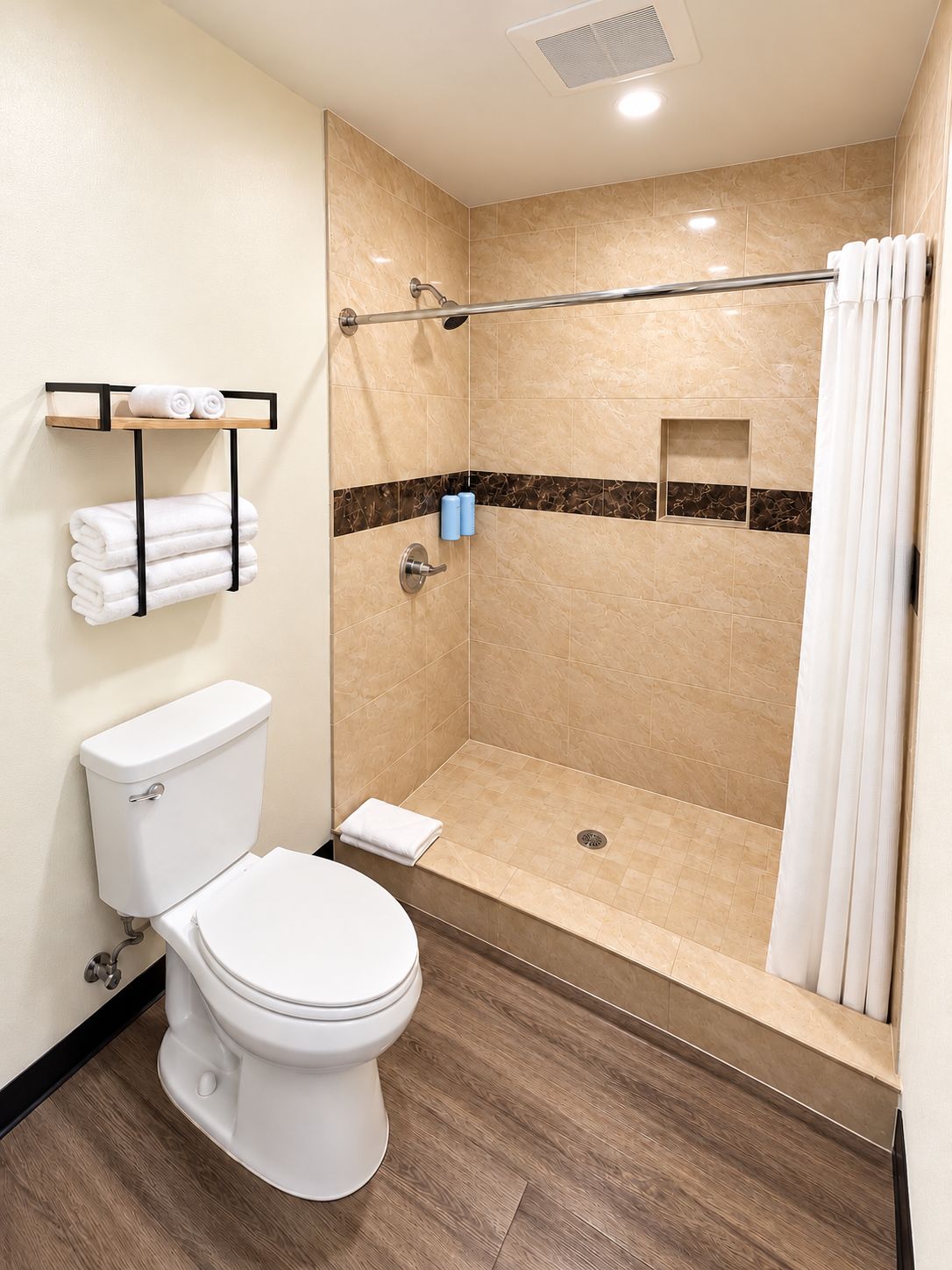 Un baño moderno con inodoro, ducha y perchero.
