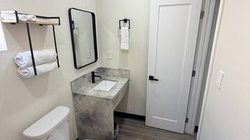 Deluxe Room, 1 King Bed | Bathroom | Free toiletries, towels, soap, shampoo