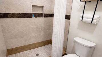 Deluxe Room, 1 King Bed | Bathroom | Free toiletries, towels, soap, shampoo