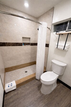 Deluxe Room, 1 King Bed | Bathroom | Free toiletries, towels, soap, shampoo