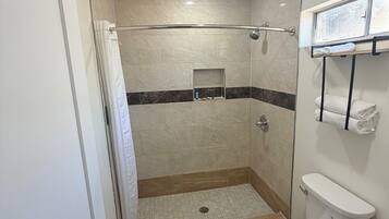 Chambre Deluxe, 1 très grand lit | Salle de bain | Articles de toilette gratuits, serviettes fournies, savon, shampoing