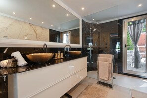 A modern bathroom with a large mirror, a vessel sink, and a glass-enclosed shower. - Villa Amantos 10 pax - Denia, Costa Blanca (Denia)